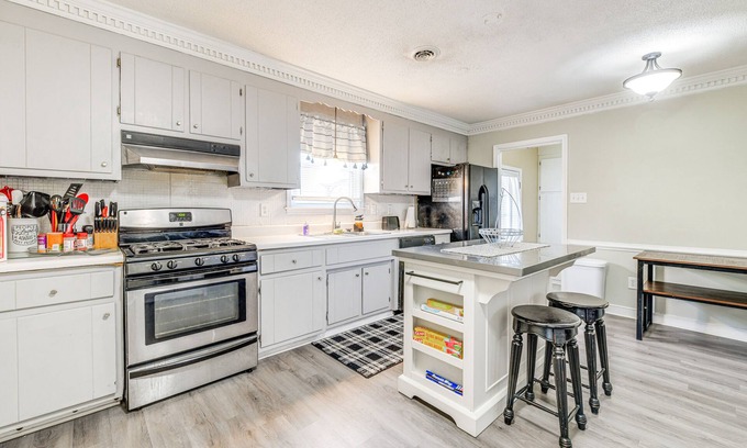 Hopewell House | Colorful Hopewell Home ~ 5 Mi to the James River!
