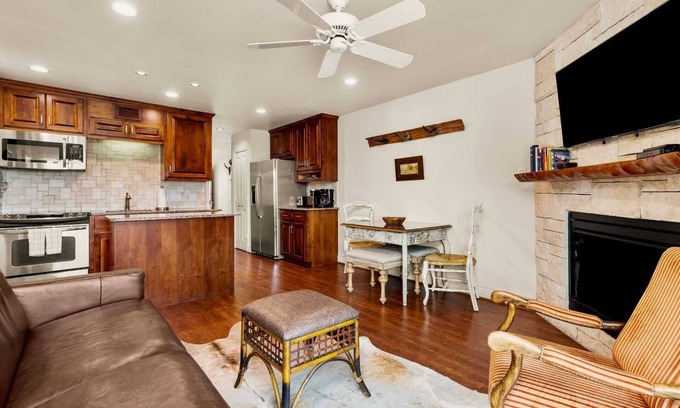 New Braunfels Condo | Comal Riverfront Condo - Pool and Hot Tub - 320D