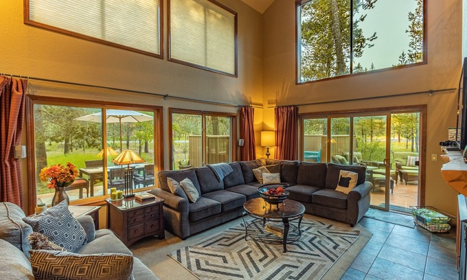 Sunriver House | Come and experience all the fun Sunriver has at the holidays and bring the dog!