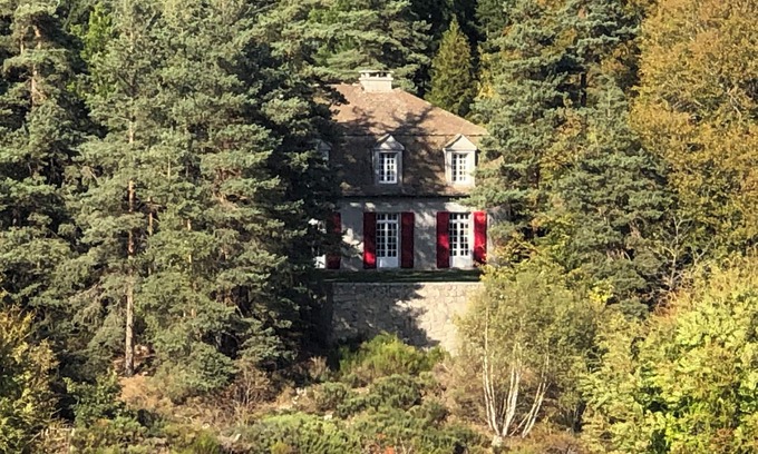Peyre-en-Aubrac House | Come and relax in the peace and quiet of the countryside, overlooking the lake.
