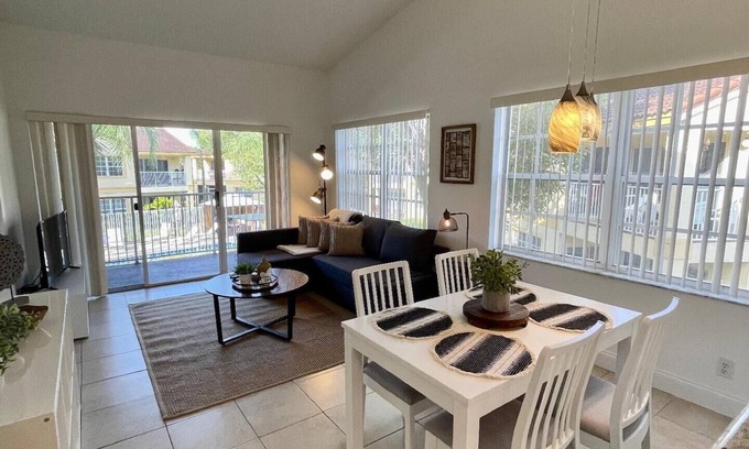 Boca Raton Apartment | Come cozy up in this modern, bright and airy West Boca Raton apartment