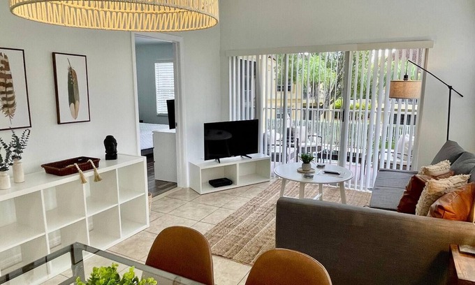 Boca Raton Apartment | Come cozy up in this West Boca Raton apartment
