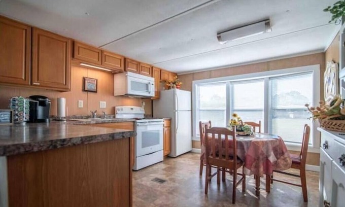 Hartselle House | Come enjoy a stay at Pleasant Lane! Plenty of parking & great surrounding area!