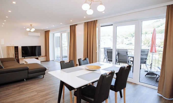 Zell Apartment | Comfortable newly renovated apartment with a large balcony u. 2 bedrooms