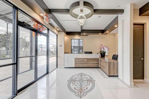 South Houston Hotel | Comfeeni Inn and Suites