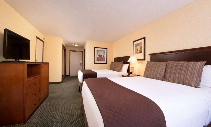 Tri-Cities Hotel | Comfort and Relaxation! 2 Family-friendly Units! Outdoor Pool and Free Parking