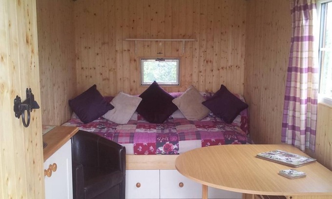 Severn Stoke Apartment | Comfort Double Shared Bathroom with Park View