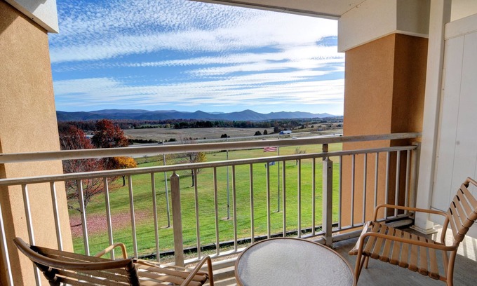 Raphine Hotel | Comfort Inn & Suites Raphine - Lexington near I-81 and I-64