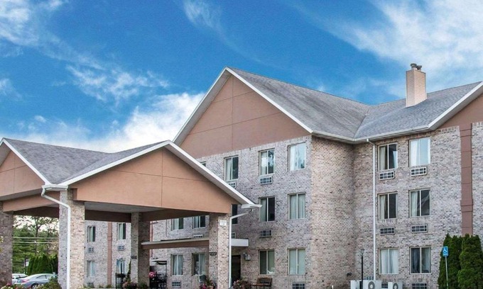 Whitehall Hotel | Comfort Inn Whitehall near Michigan's Adventure