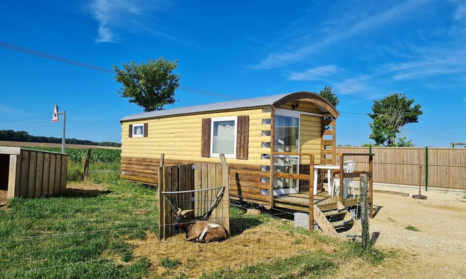Burthecourt-aux-Chenes Cottage | Comfortable bohemian caravan at educational farm near Nancy