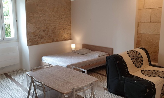 Chasseneuil-du-Poitou Apartment | Comfortable Studio 3 Min from Futuroscope – Ideal for 5 People with Wi-Fi and Parking