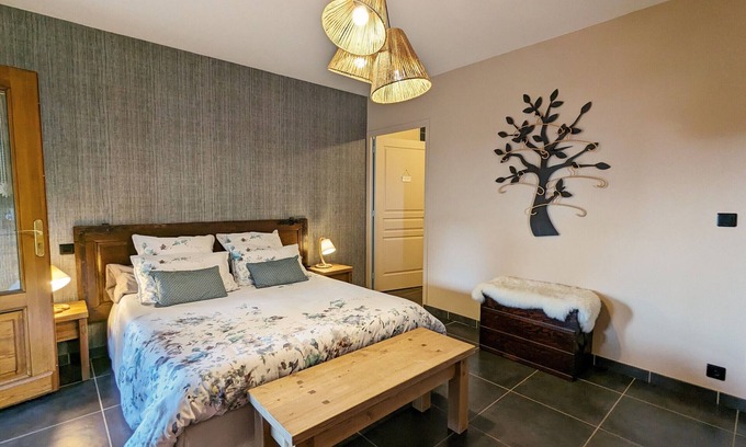 Saint-Privat-d'Allier Bed & Breakfast | Comfortable room with Wi-Fi, parking and wellness area included