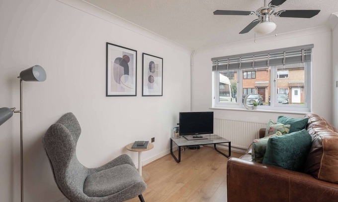 Taunton House | Comfortable 2 Bedroom Home with Parking in Taunton