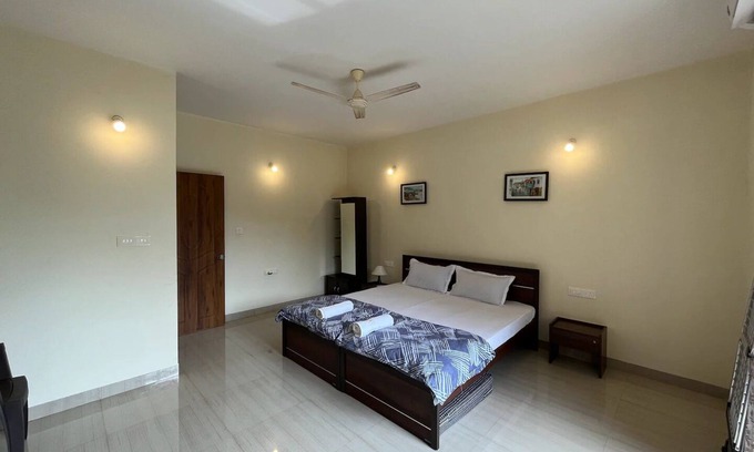 Majorda Apartment | Comfortable 2 BHK with pool Betalbatim Beach