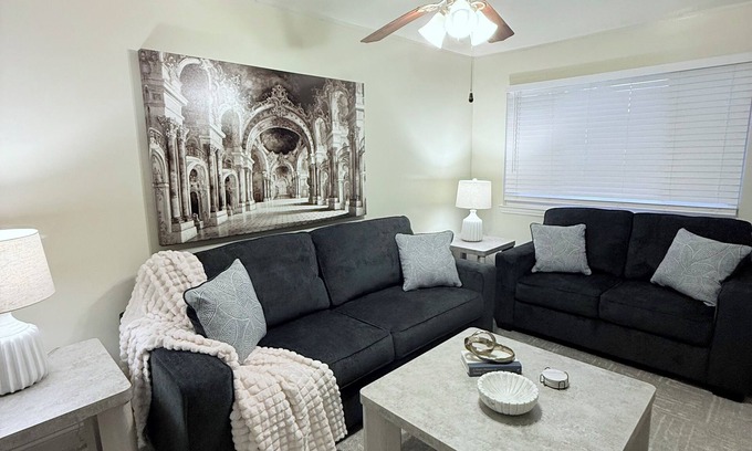 Taylor House | Comfortable 4BR Retreat Close to DTW, Hospitals & Expressways