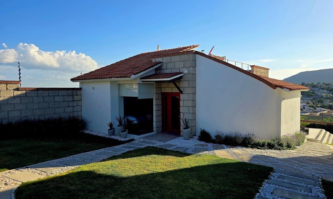 Bernal House | Comfortable, amplia y moderna casa familiar con vista a Pena de Bernal