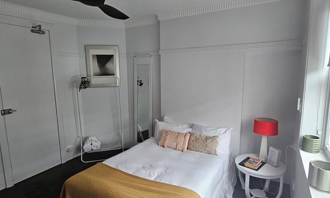 Woolloomooloo Apartment | Comfortable and Modest Studio in art deco building