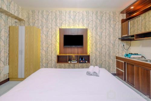 Depok Apartment | Comfortable and Tidy Studio at Cinere Resort Apartment By Travelio