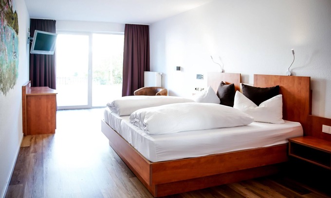 Zueschen Apartment | Comfortable and versatile room -perfect for relaxation, work and exchange