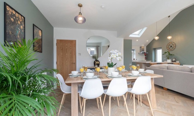 Cheltenham House | Comfortable & Contemporary 5-Bed 3 Bathroom Home