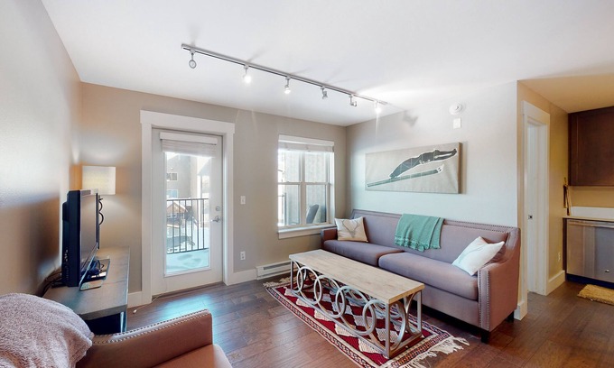 Crested Butte Condo | Comfortable condo with sweeping mountain views, private balcony, & washer/dryer