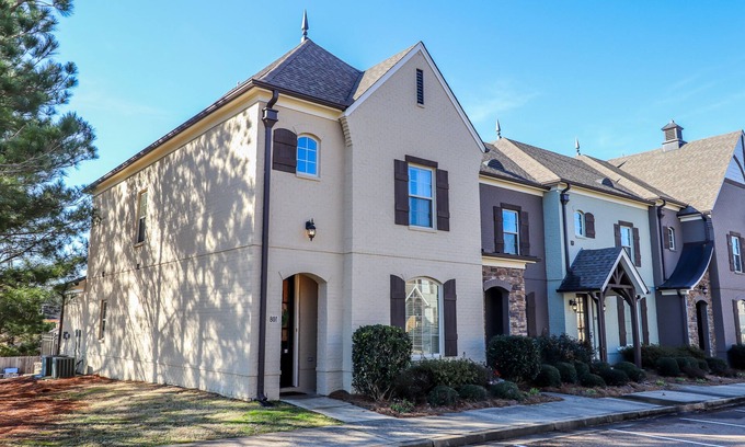 Oxford House | Comfortable, Convenient and Well Appointed 3B/3.5BA
