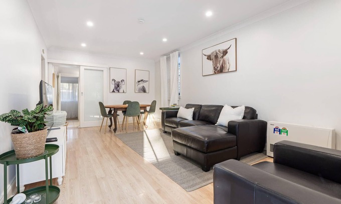 Orange East House | Comfortable & Cosy Getaway close to Town, Sleeps 4