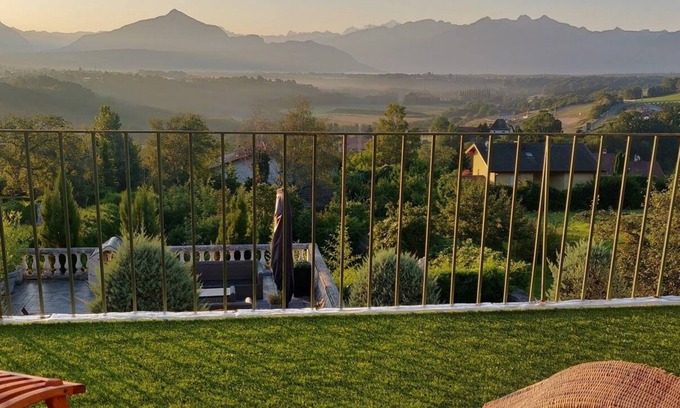 Reignier-Esery House | Comfortable family house with a view