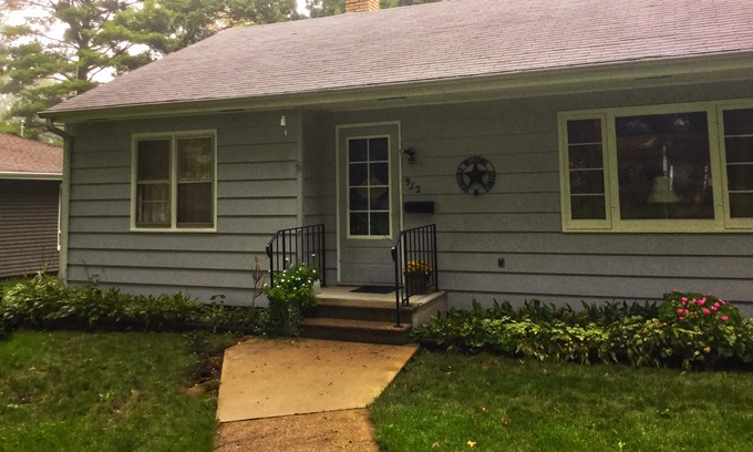 Chariton House | Comfortable family-friendly 3 bedroom house in south central Iowa