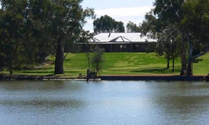 Gol Gol House | Comfortable family retreat on the Murray river. Magnificent views.