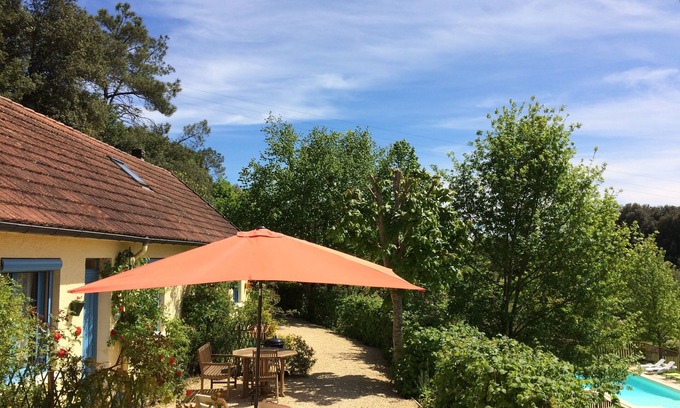 Calviac-en-Perigord Cottage | Comfortable cottage in a wooded area by the pool near Sarlat