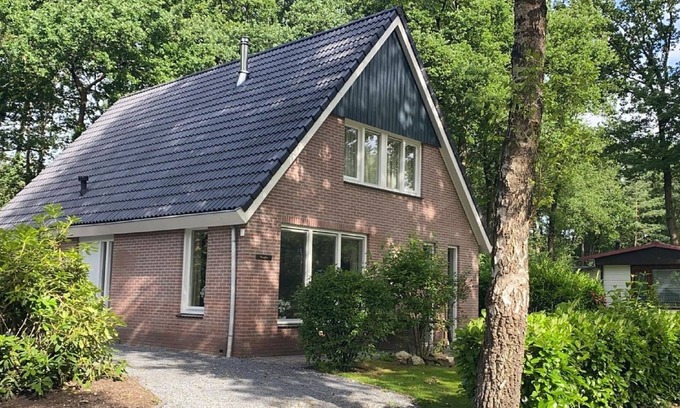 Bosgebied Hoenderloo House | Comfortable home with fireplace, located in nature