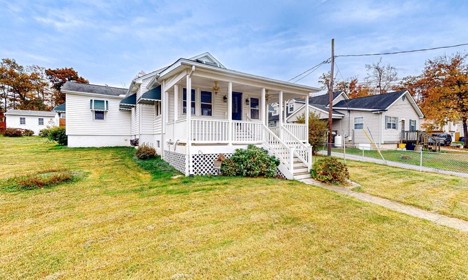 Odenton House | Comfortable home with a work desk, washer/dryer, streaming, & internet