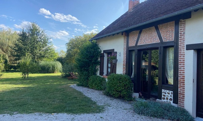 Langon House | Comfortable house with park and swimming pool, ideal for families or just relaxing.