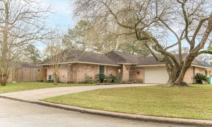 Kingwood House | Comfortable Houston 3 bedroom home ,15 minutes from IAH