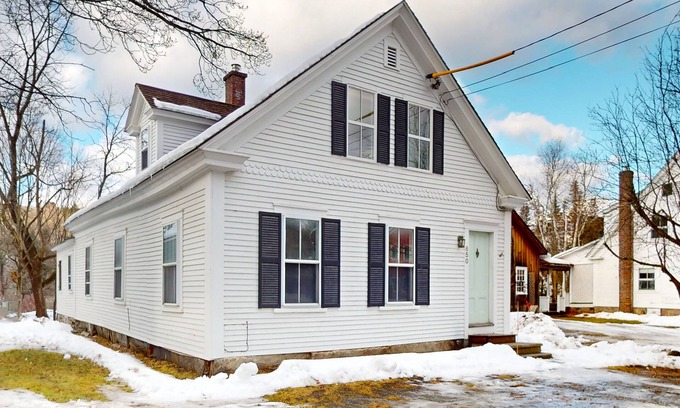 Weston House | Comfortable in-town house, dog-friendly, river view, w/d, TV w/Roku, wifi,