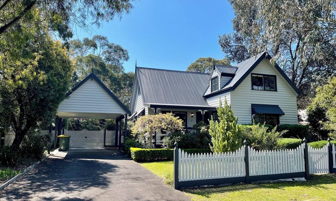Silverleaves House | Comfortable large family home, pet friendly, short stroll to beach