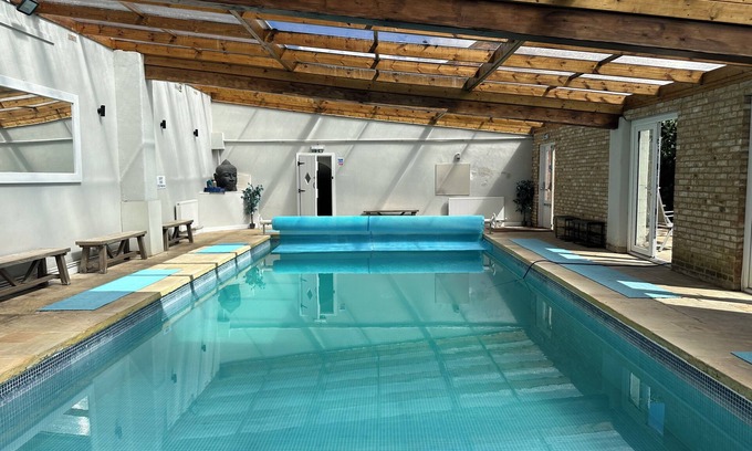 Pottersbury House | Comfortable luxury, swimming pool and gym, near Silverstone Circuit and Althorp.
