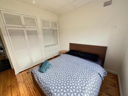 Seven Hills House | Comfortable Queen Room close to Station and Shops - SH4