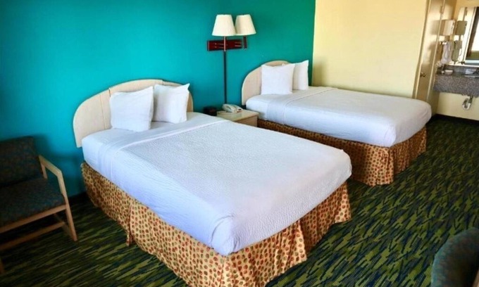 Andrews Hotel | Comfortable Queen Bed + Free Parking