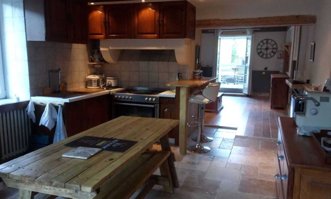 Longecombe House | Comfortable room in village house