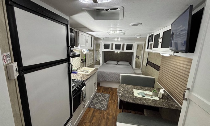 Interchange Square House | Comfortable RV Self Check-in, freeWIFI, Free parking, full kitchen, bathroom.