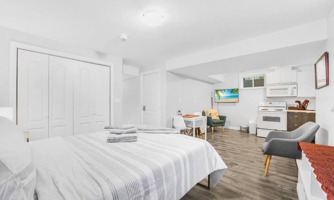 Guelph Apartment | Comfortable Suite in the heart of Hanlon Creek Closet to U of G