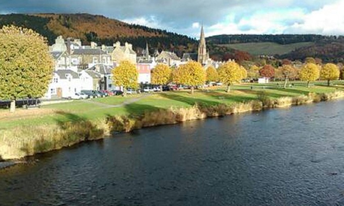 Peebles Apartment | Comfortable town pad with a river view