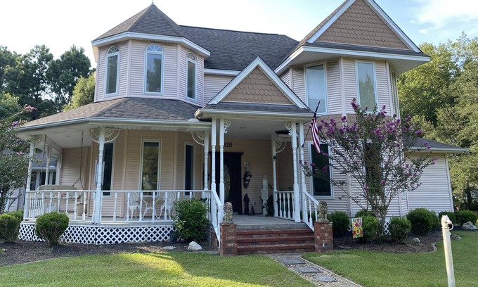 Beaumont House | Comfortable Victorian home with yard for outdoor enjoyment in rural Fannett