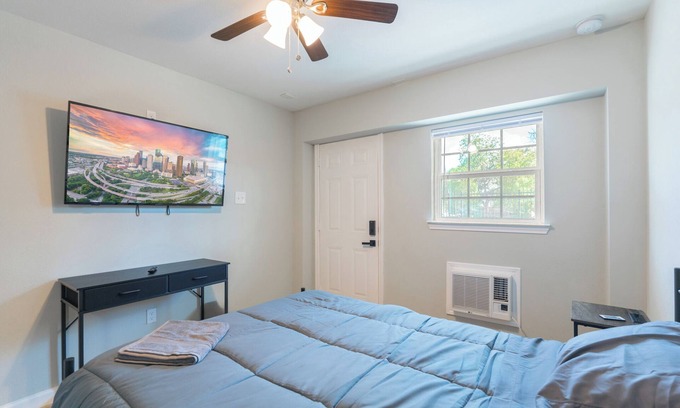 Greater Third Ward Apartment | Comfy 1 - Bedroom APT w/Queen Bed & Bath