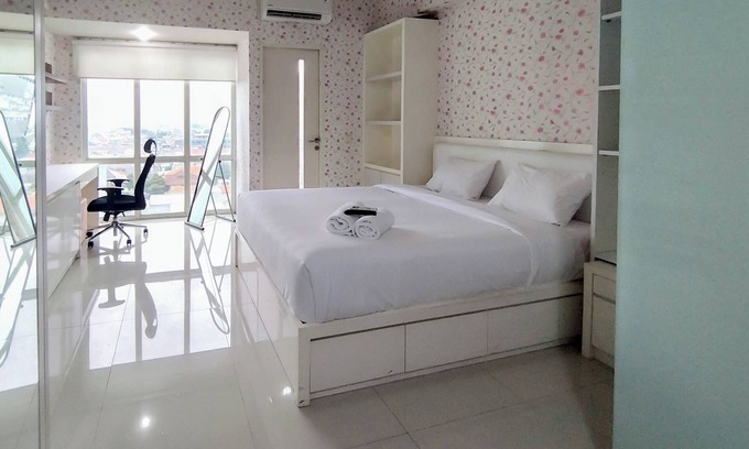Siwalankerto Apartment | Comfy and Warm Studio at The Square Surabaya Apartment