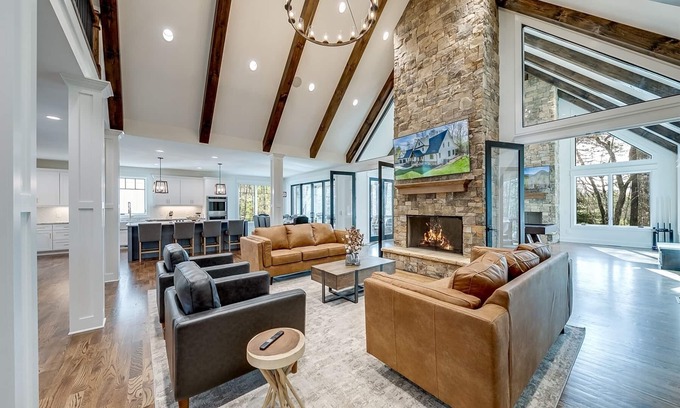 Helen House | Comfy Bear Mountain Lodge– Spacious Family-Friendly Cabin