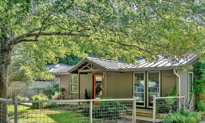 Triangle State House | Comfy Central Austin 2 Bedroom/2 Full Bath Home in Hyde Park