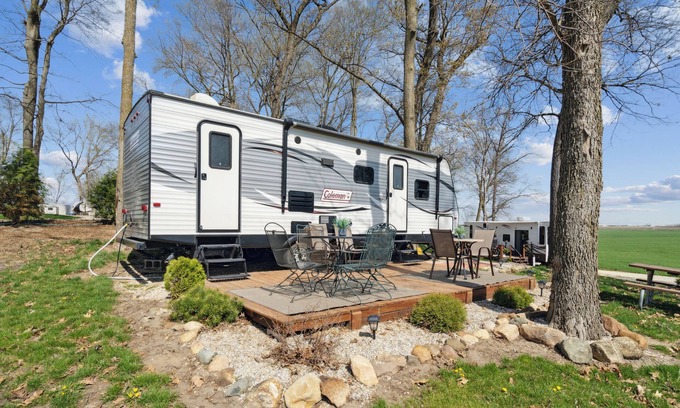 Langworthy RV Rental | Comfy Coleman rental camper in Delhi, IA